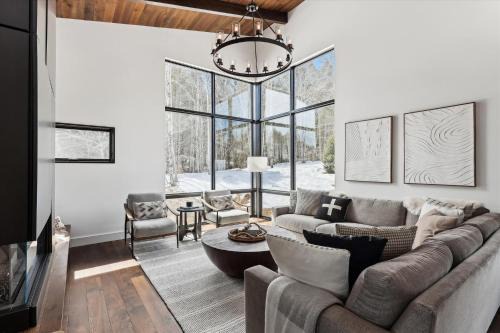 Wildebrook: 4br Mountain Luxury, fireplace, hot tub, x-country ski in/out, 10min to ski resort!