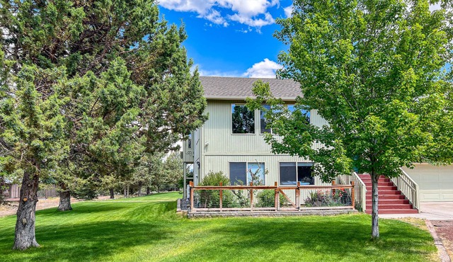 Your Place Amongst the Mountains | House in Terrebonne with wood stove & games