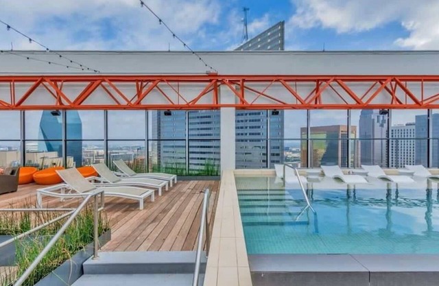 16th FL Bold CozySuites w/pool, gym #4