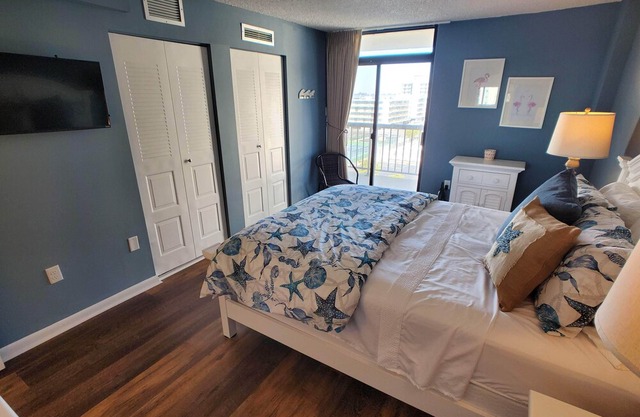 Beautiful 1 Bedroom Condo Steps from the Beach!