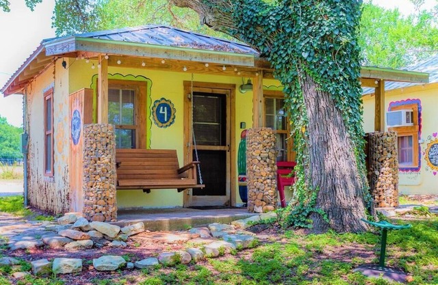 Casita Blu Quatro 1930's era studio cabin near Hunt and Ingram