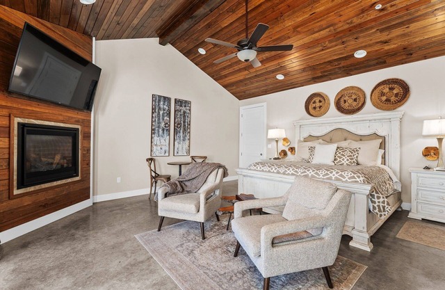 In Town Villas-Suite 5 |Private Hot Tub and Great Patio