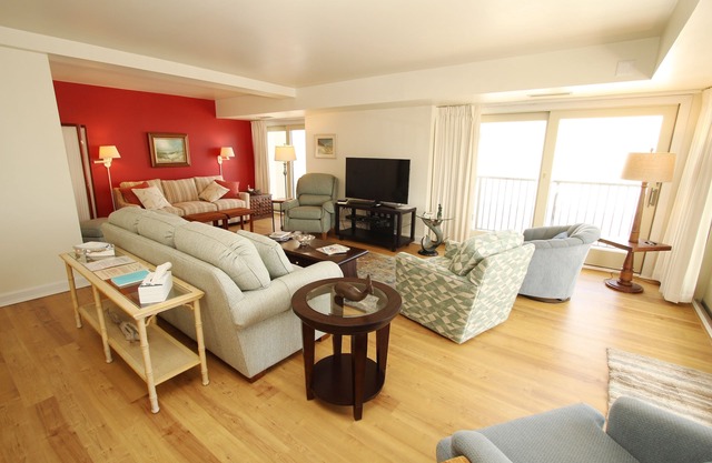 LINENS INCLUDED*!. OCEANFRONT/BOARDWALK BUILDING W/ROOFTOP POOL