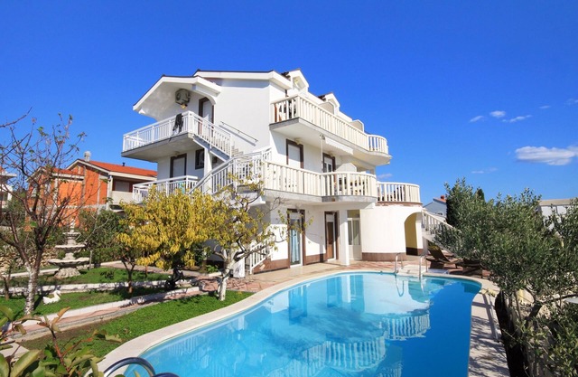 Three bedroom apartment with a swimming pool by the beach Zečevo Rtić, Rogoznica (A-8366-a)