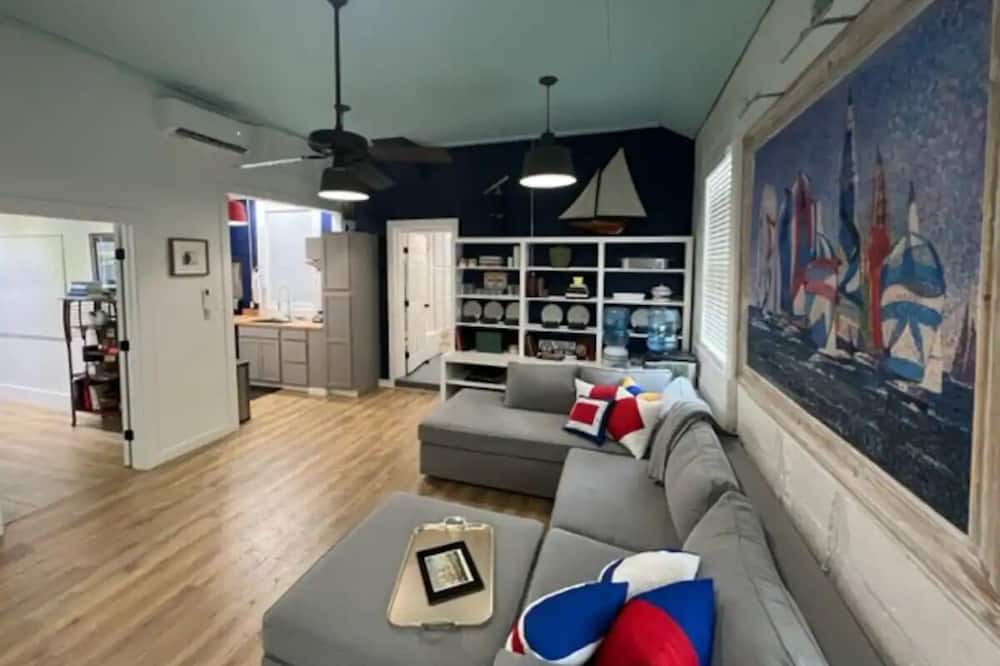 Photo of Livingroom in Saluda
