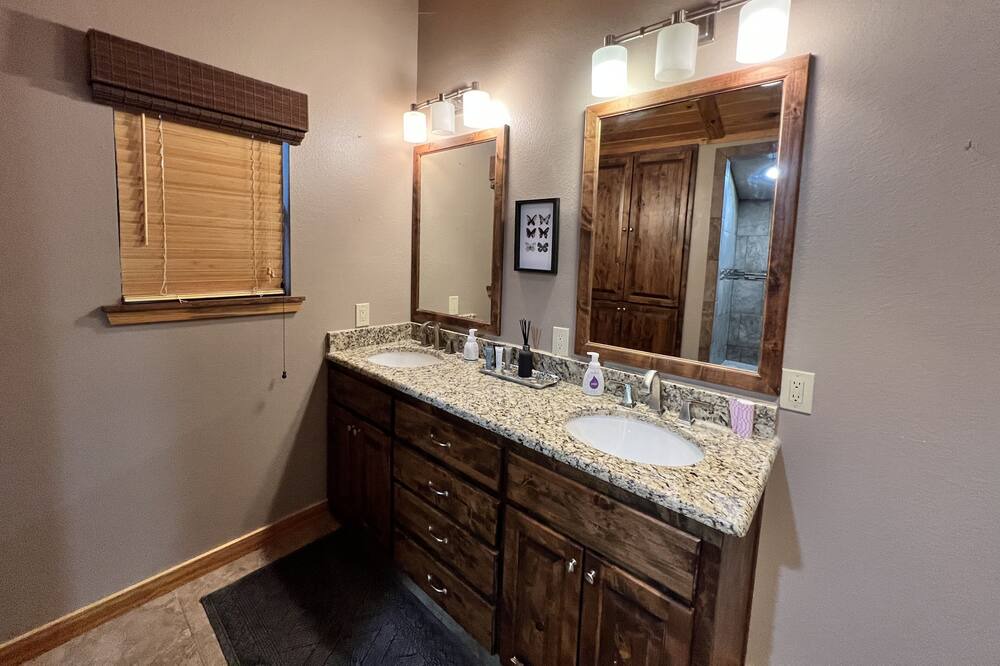 Photo of Bathroom in Hunt
