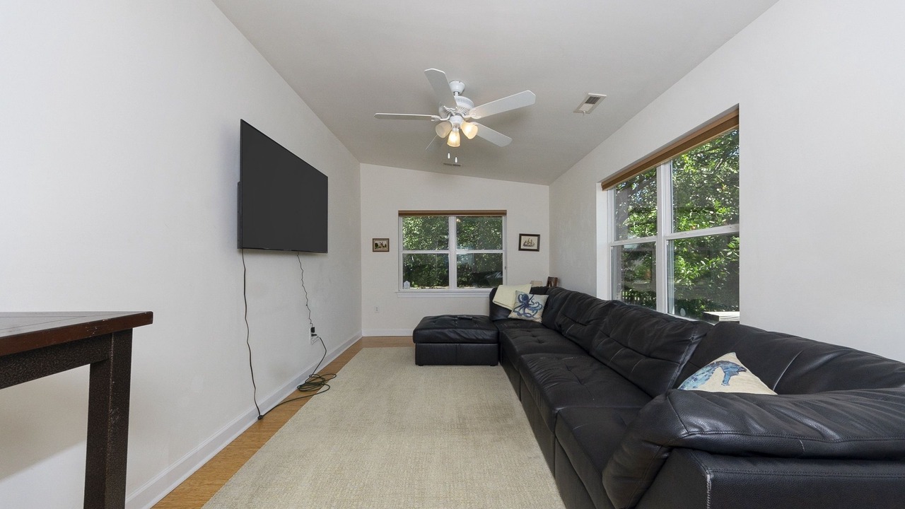 Photo of Bedroom in Willoughby Spit