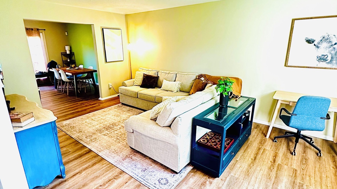 Photo of Livingroom in Summit Station