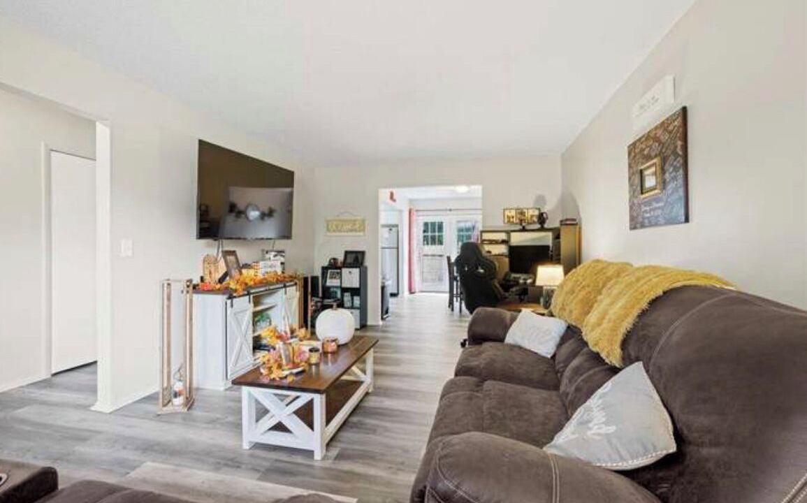 Photo of Livingroom in Summit Station