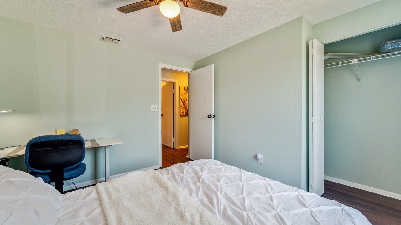 Photo of Bedroom in Coliseum Central