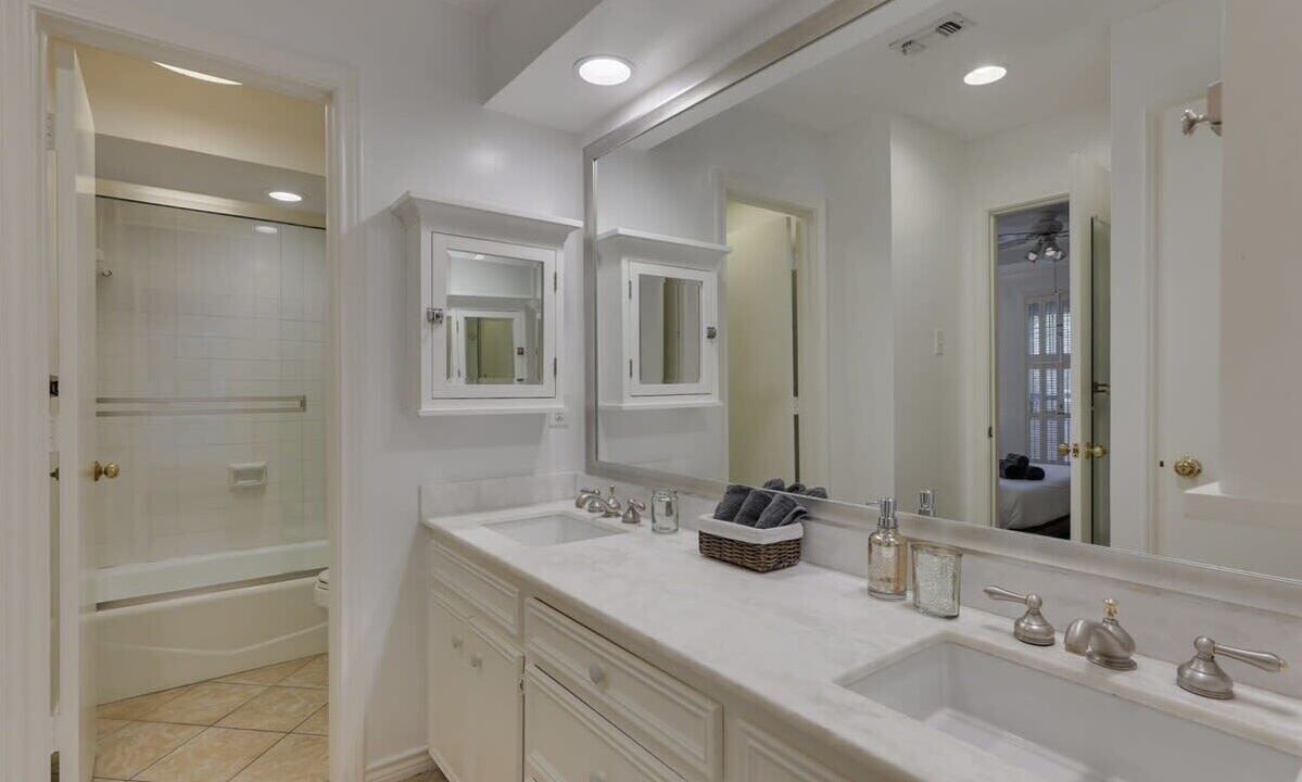 Photo of Bathroom in Park Central