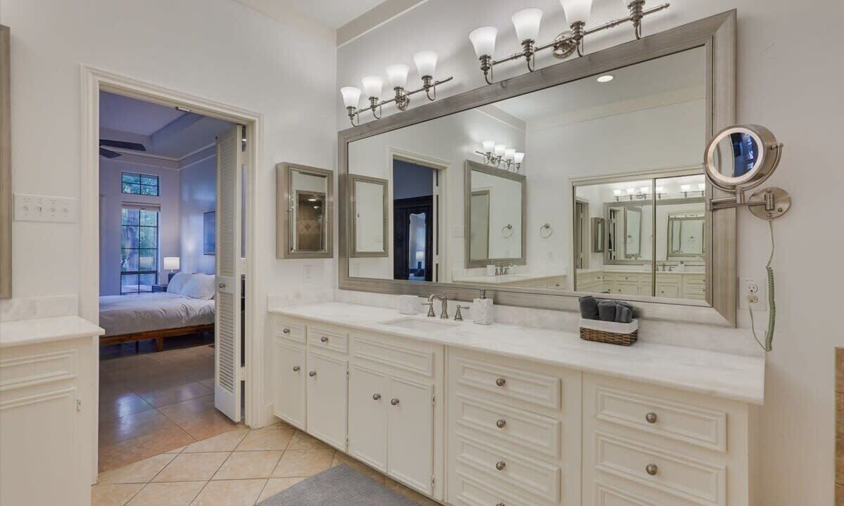 Photo of Bathroom in Park Central
