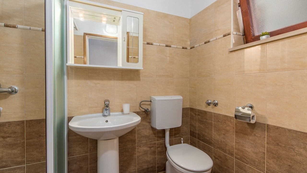 Photo of Bathroom in Tar
