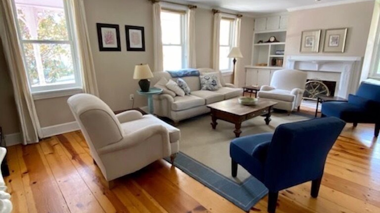 Photo of Livingroom in Historic District