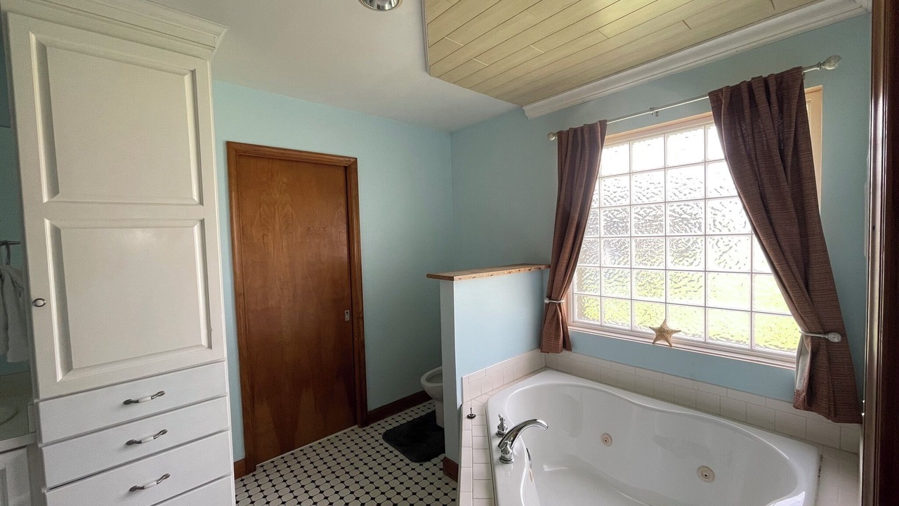 Photo of Bathroom in Fox Hill - Grandview
