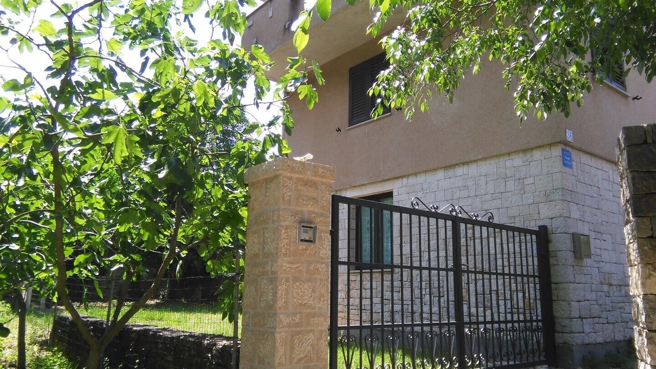 Photo of Outdoor in Tar