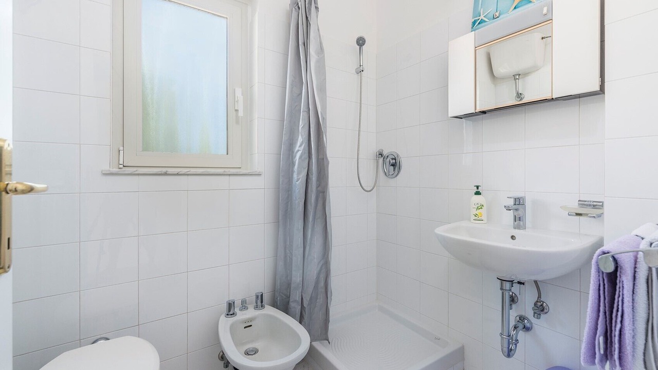 Photo of Bathroom in Tar