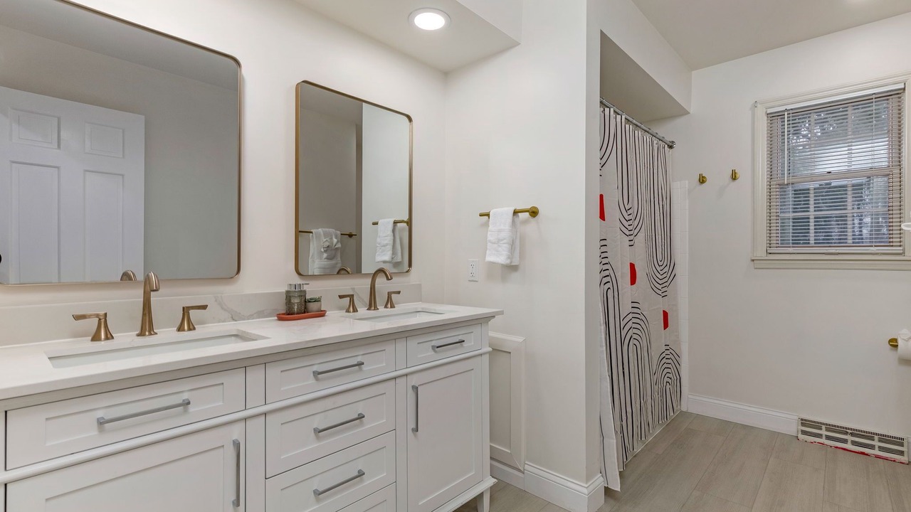 Photo of Bathroom in Summit Station