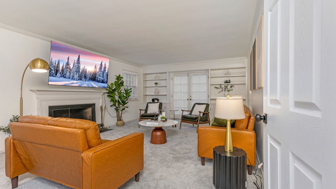 Photo of Livingroom in Summit Station