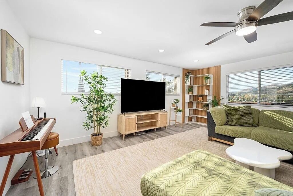 Photo of Livingroom in East Grove