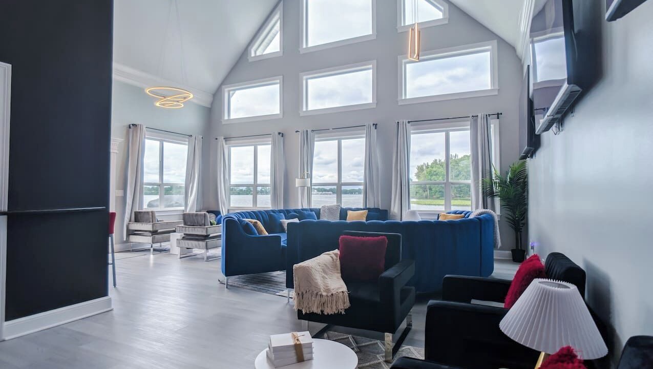 Photo of Livingroom in Summit Station