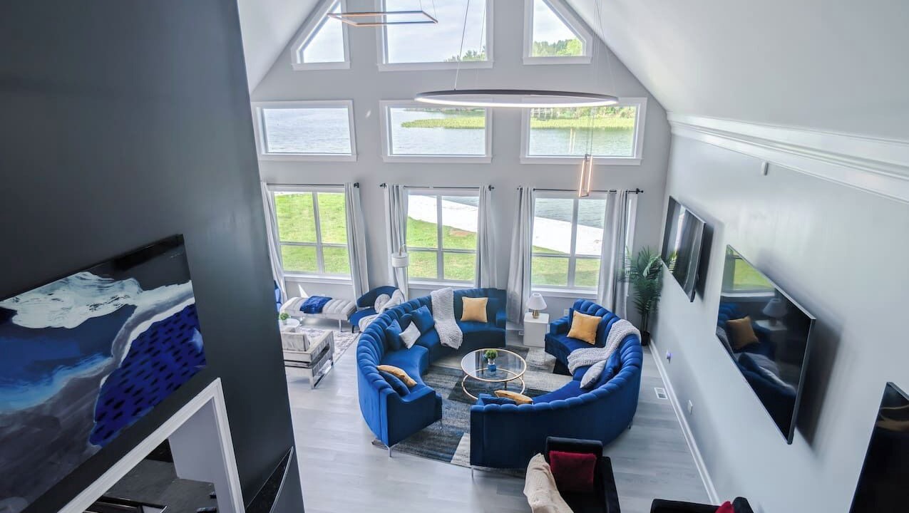 Photo of Livingroom in Summit Station