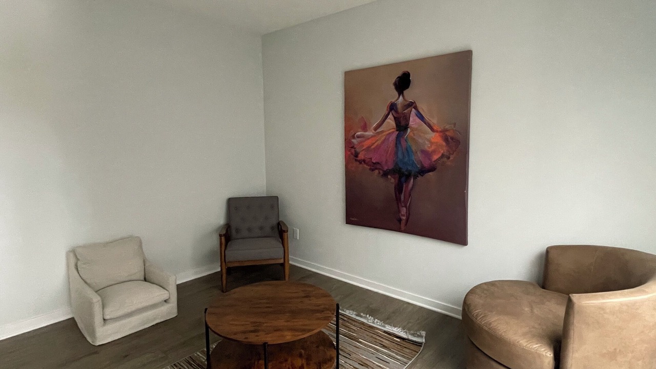 Photo of Livingroom in Summit Station