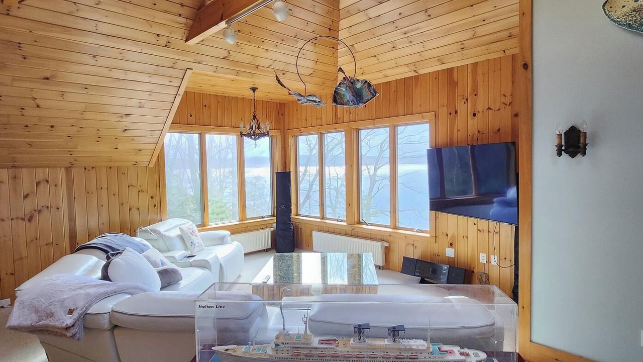 Photo of Livingroom in Brooklin