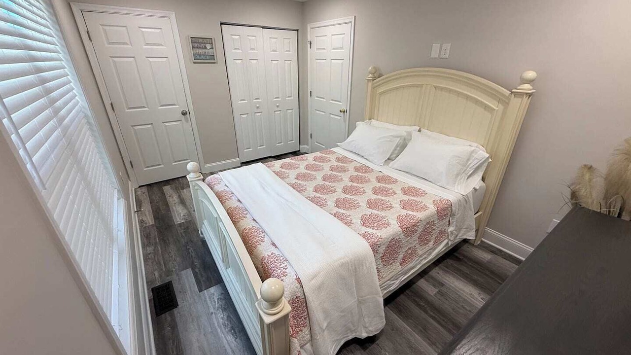 Photo of Bedroom in Cedar Neck