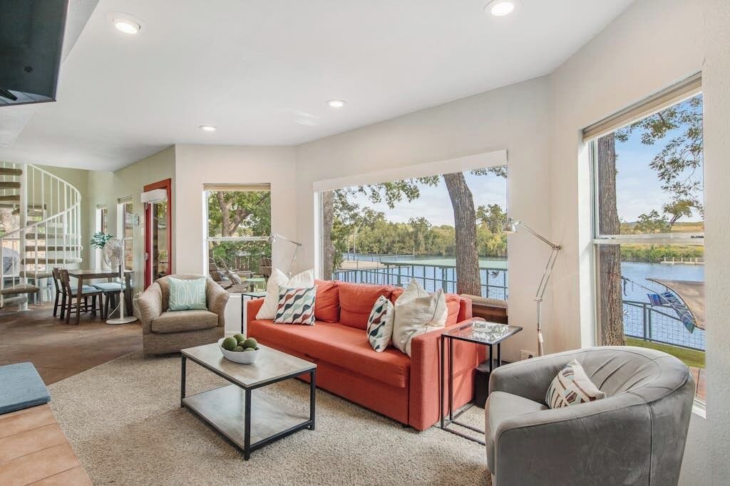 Photo of Livingroom in Buchanan Dam