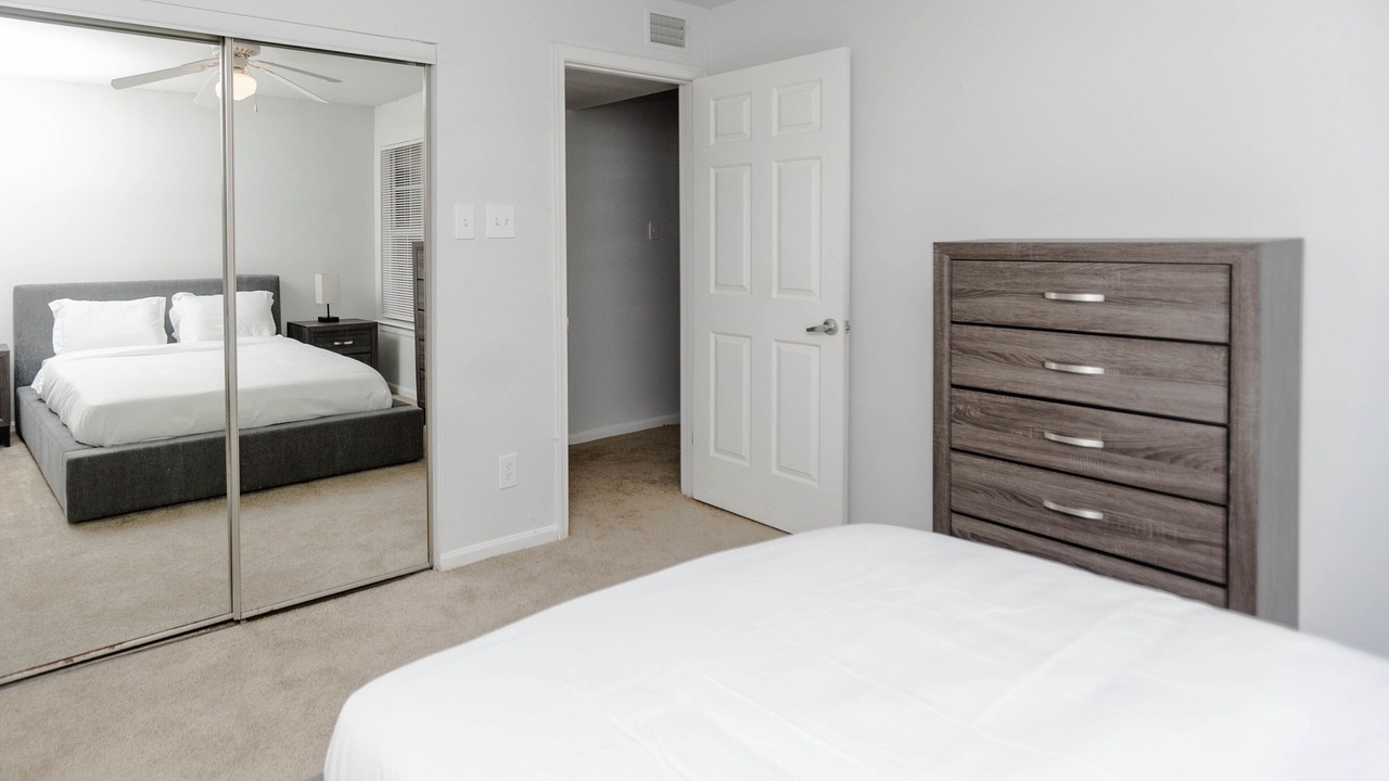 Photo of Bedroom in Coliseum Central