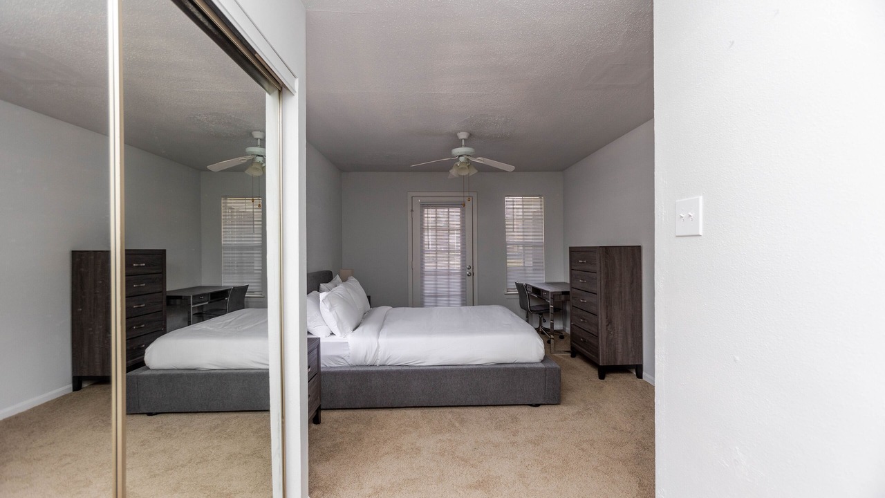 Photo of Bedroom in Coliseum Central