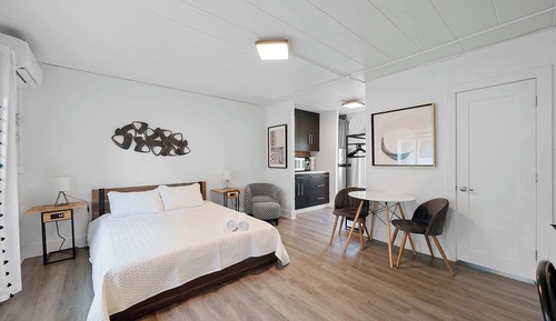 Studio Suite, 1 Queen Bed, Kitchen, Garden View (Chic City Retreat 93B)