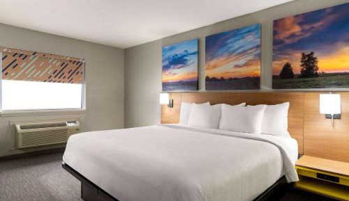 King Room with Mobility Access and Bathtub with Grab Bars, Non-Smoking