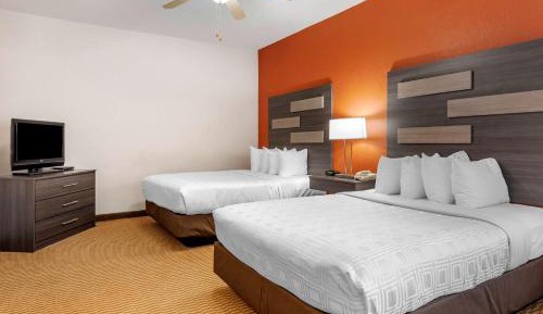 Queen Suite with Two Queen Beds, Roll-In Shower and Sofa Bed - Disability Access/Non-Smoking