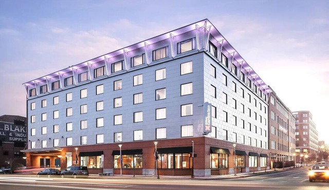 Vibrant City Life meets Seaside Serenity: Downtown Portland w/ Indoor Pool